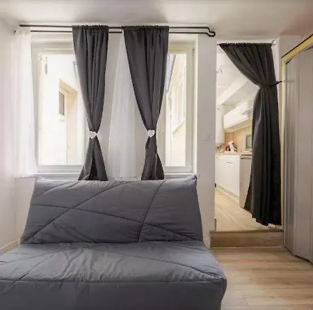 Appartement Au Calme Avec Cour Avec 1 Siège Massant!