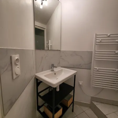 Appartamento Au Calme Avec Cour Avec 1 Siège Massant!